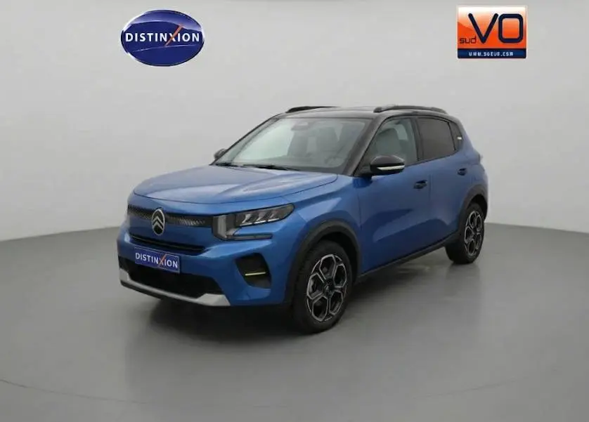 Citroën C3 Turbo 100 ch bleu foncé en 3/4 avant droit avec barres de toit et jantes alliage 17 pouces.