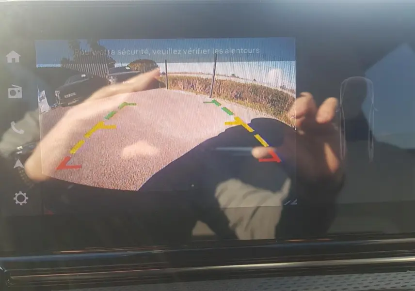 Affichage caméra de recul sur écran tactile d'une Citroën C3 2024, avec repères colorés de distance.