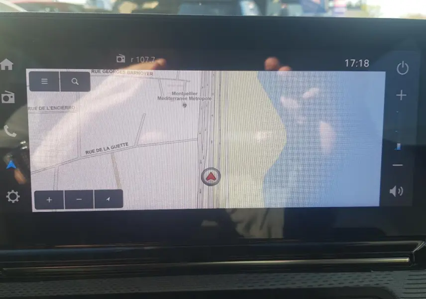 Écran tactile central de navigation du tableau de bord d'une Citroën C3 2024, affichage carte GPS.