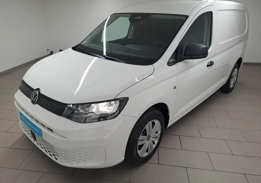 Vue 3/4 avant droit d’un Volkswagen Caddy Cargo Maxi blanc Candy avec calandre noire et jantes acier.