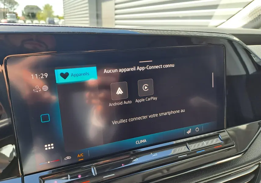 Écran tactile central du Volkswagen Caddy Cargo Maxi blanc, affichant les options Android Auto et Apple CarPlay.