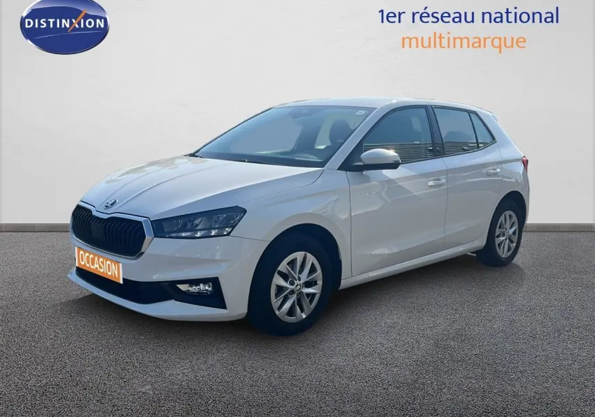 SKODA Fabia blanc candy vue 3/4 avant droit, avec calandre noire et jantes alliage 15 pouces.