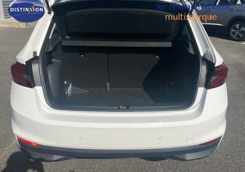 Vue arrière d'une Skoda Fabia blanche Candy 2022 avec coffre ouvert, montrant l'espace de chargement vide.