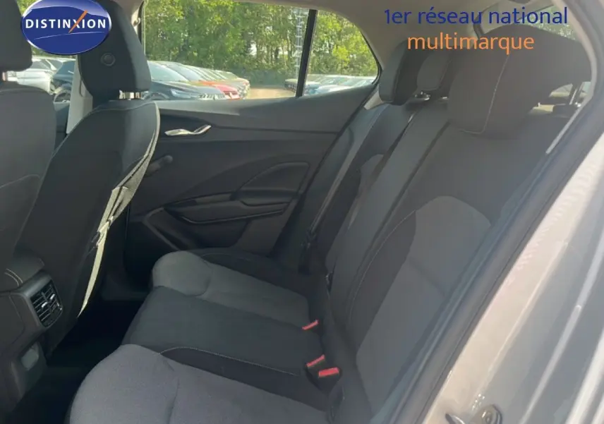 Vue intérieure côté droit des sièges arrière noirs en tissu d'une Skoda Fabia blanche Candy 2022, version Ambition.