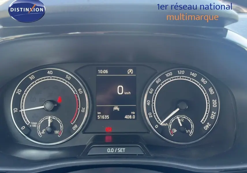 Vue rapprochée du tableau de bord de la Skoda Fabia blanche, affichant compteur et écran digital à 10h06.