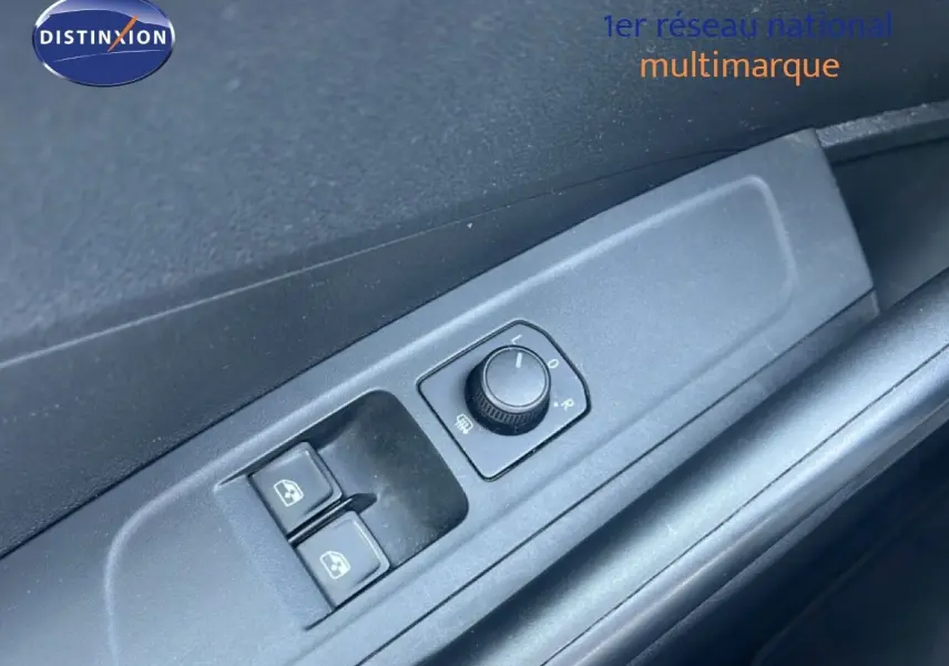 Gros plan sur les commandes de réglage des rétroviseurs et des vitres côté conducteur d'une Skoda Fabia 2022.