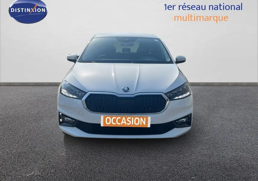 Vue frontale d'une Skoda Fabia blanche Candy 2022 avec calandre noire et phares LED allumés.