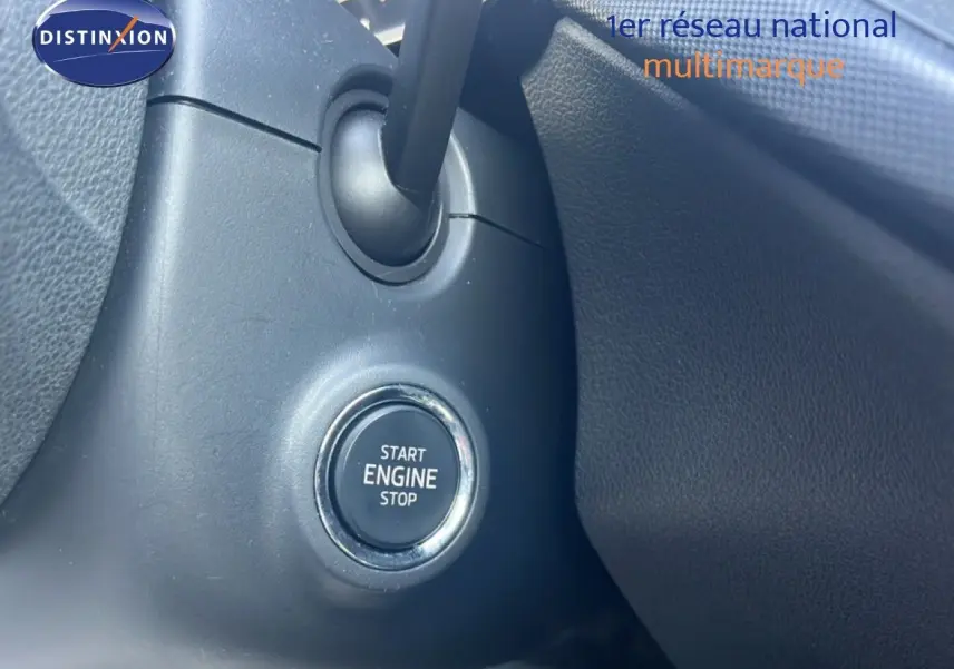 Bouton de démarrage moteur sur tableau de bord noir intérieur d'une Skoda Fabia 1.0 TSI Ambition 2022.