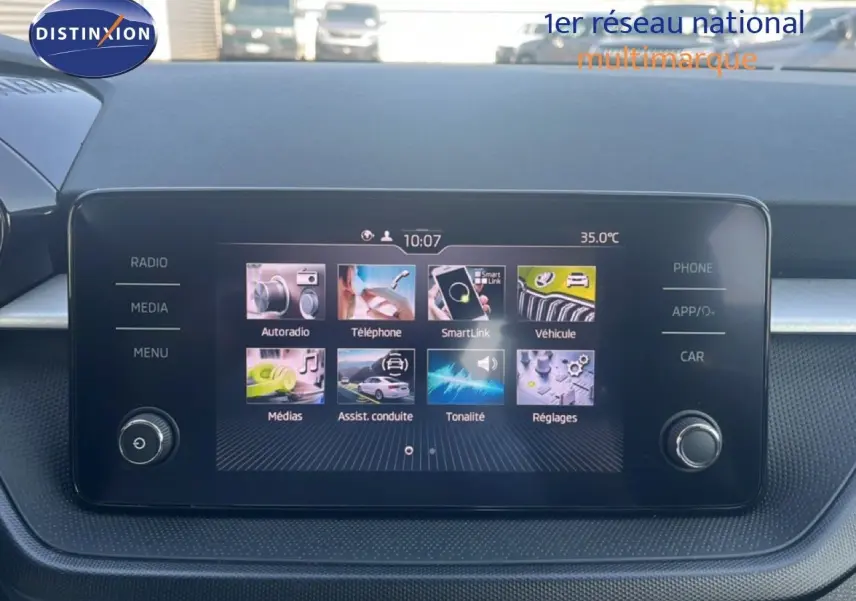 Écran tactile central de la Skoda Fabia blanche, vue de face sur le tableau de bord avec interface multimédia affichée.