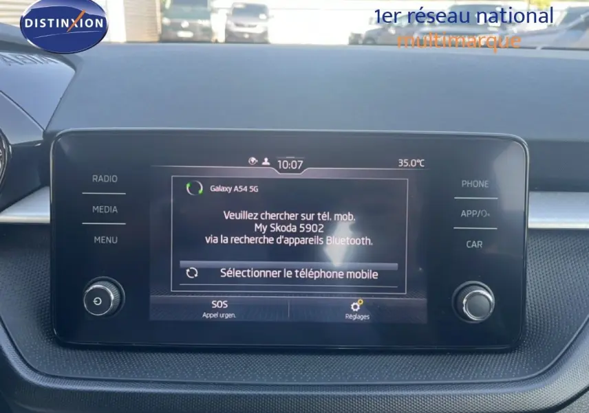 Écran tactile central du tableau de bord d’une Skoda Fabia 2022 affichant la connexion Bluetooth active.