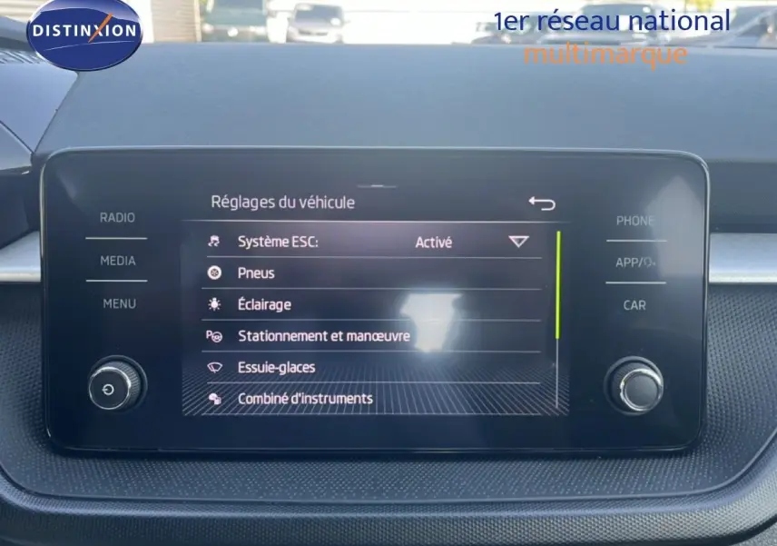 Écran central tactile du Skoda Fabia 2022 affichant les réglages du véhicule dans un intérieur noir.