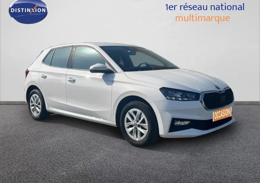 Vue 3/4 avant d'une Skoda Fabia blanche Candy 2022 avec jantes alliage et calandre noire distinctive.