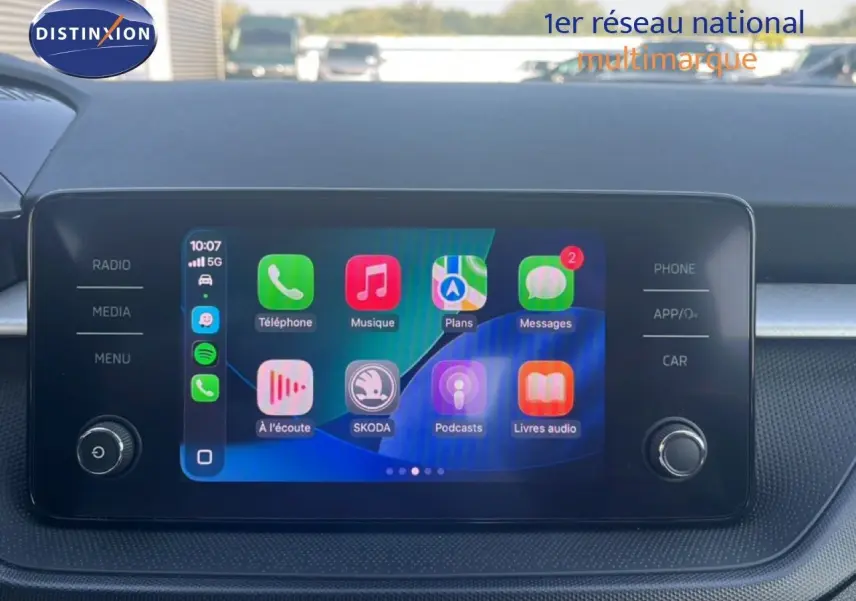 Écran tactile central du tableau de bord de la Skoda Fabia 2022 affichant les applications connectées, vue intérieure.