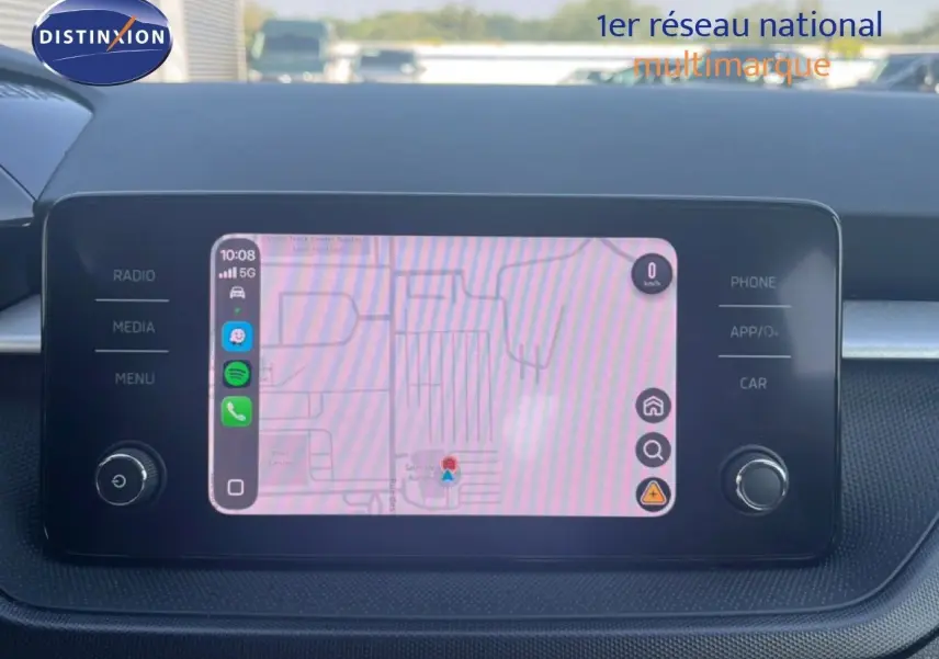Vue rapprochée de l’écran tactile central du Skoda Fabia blanc candy 2022 affichant un GPS et des options multimédia.