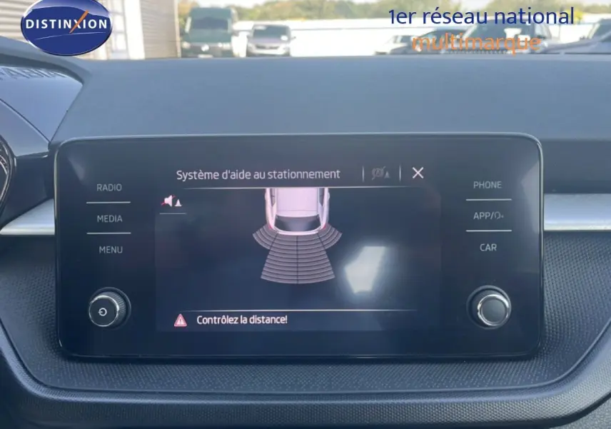 Écran central du système d'aide au stationnement dans une Skoda Fabia blanche, vue intérieure du tableau de bord.