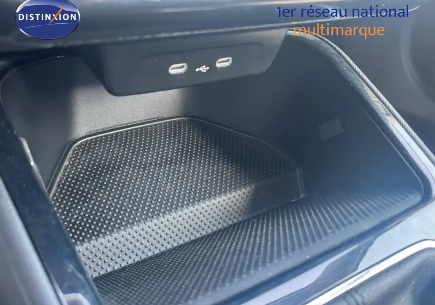 Gros plan sur le compartiment de rangement intérieur noir avec ports USB de la Skoda Fabia 2022.
