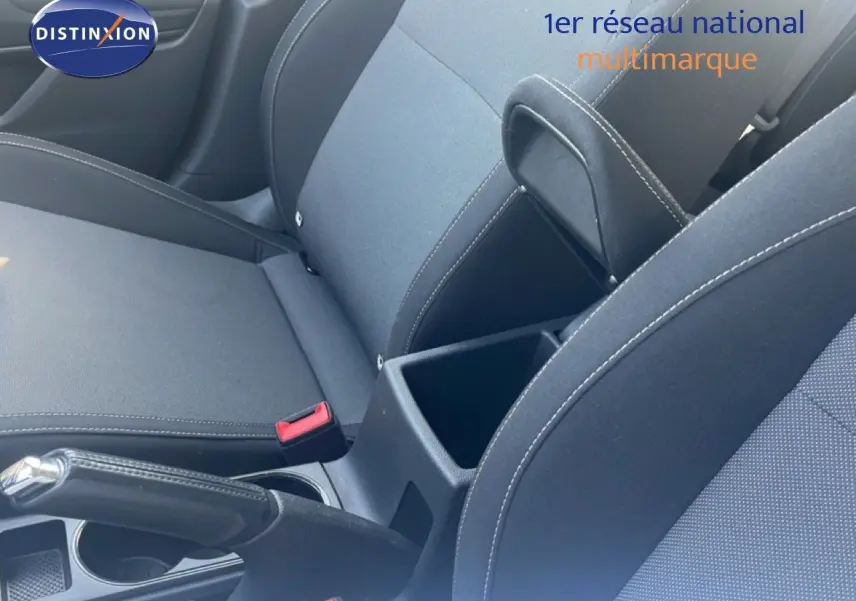 Vue intérieure rapprochée des sièges avant noirs et de la console centrale avec frein à main d’une Skoda Fabia 2022.