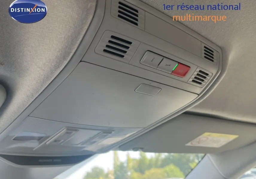 Vue en gros plan du plafonnier gris clair avec commandes d'éclairage et alarme dans une Skoda Fabia blanche.
