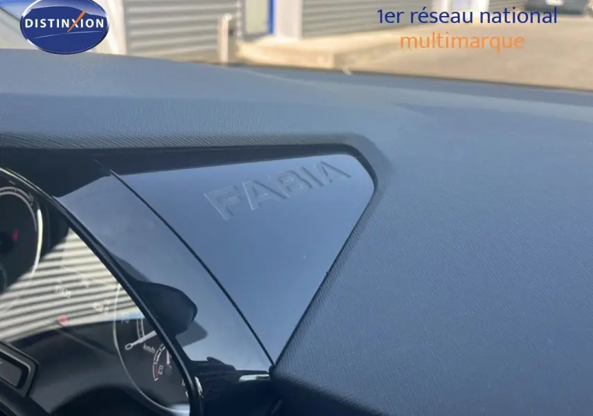 Détail du tableau de bord noir avec inscription Fabia en relief sur une Skoda Fabia 2022 essence.