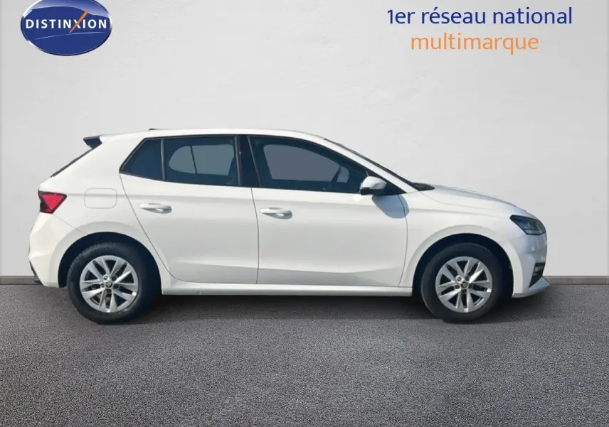 Profil droit d'une Skoda Fabia blanche Candy 2022, version 1.0 TSI 95CH Ambition, sur fond neutre.