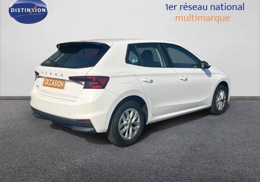 Vue 3/4 arrière droite d'une Skoda Fabia blanche Candy 2022 avec jantes alliage et feux arrière LED.