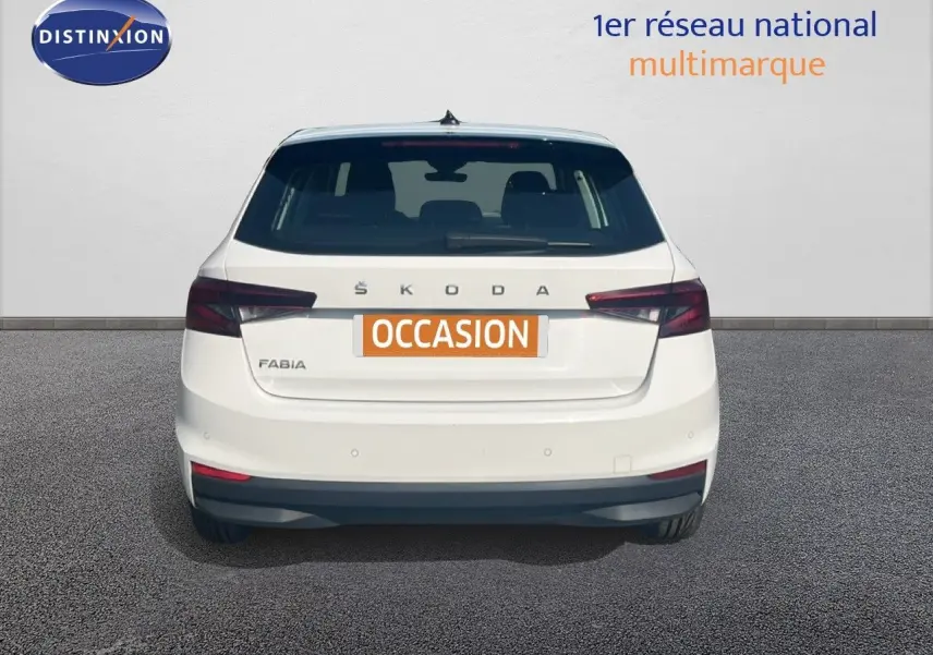 Vue arrière d'une Skoda Fabia blanche Candy 2022 avec feux arrière sombres et plaque "OCCASION" visible.