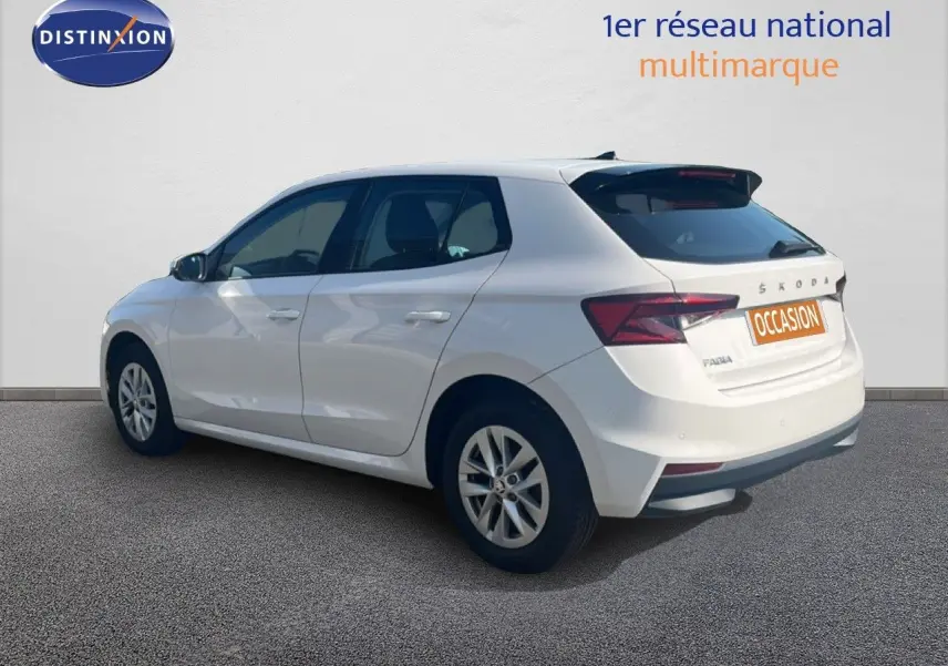 Vue 3/4 arrière droite d'une Skoda Fabia blanche Candy avec jantes alliage et feux arrière LED.