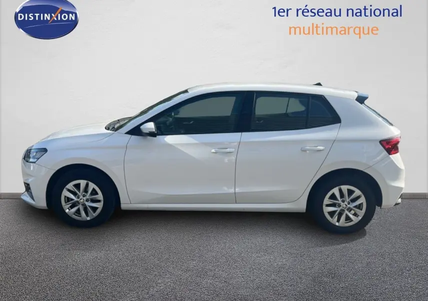 Vue de profil côté gauche d'une Skoda Fabia blanche Candy 2022, compacte et moderne sur fond neutre.