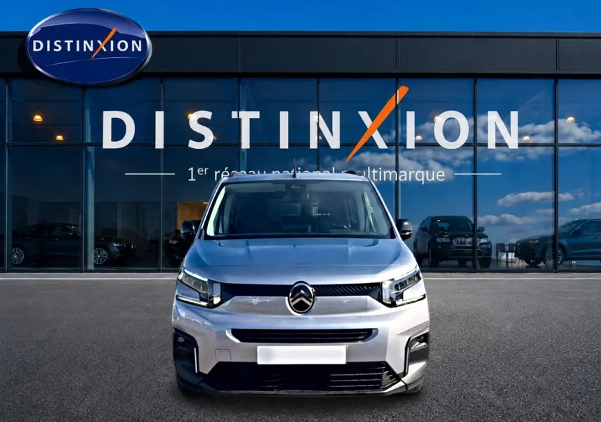 Vue frontale du Citroën Berlingo N1 1.5 BlueHDi 130 gris acier, avec logo distinctif et calandre noire.
