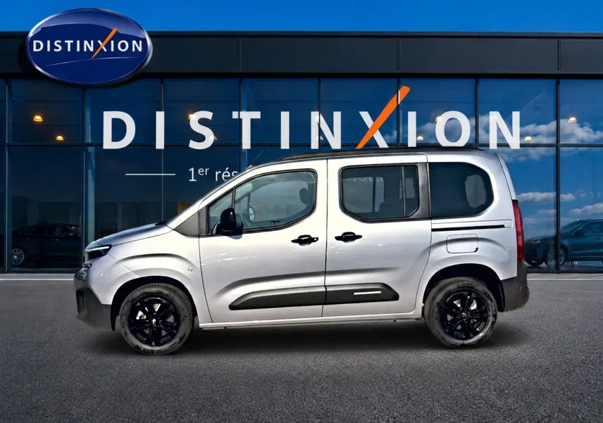 Vue de profil droit d'un Citroën Berlingo N1 2026 gris acier avec jantes noires et portes latérales coulissantes.