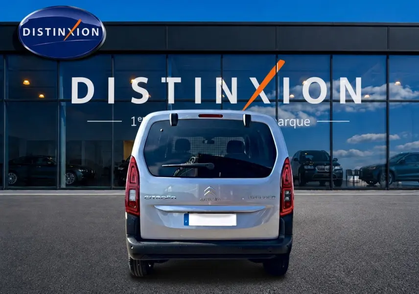 Vue arrière d’un Citroën Berlingo Steel Grey 2026 avec portes arrière vitrées et feux verticaux rouges.