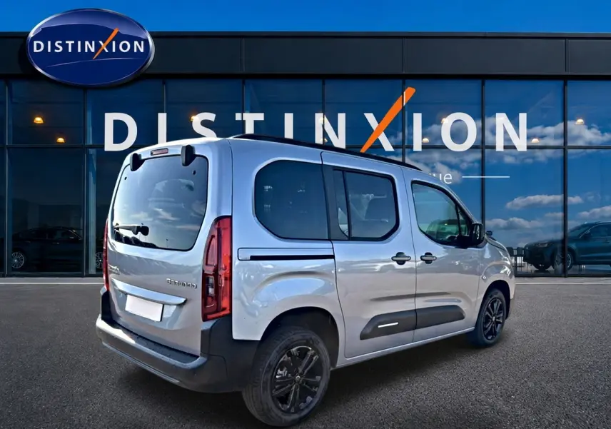 Vue 3/4 arrière droite du Citroën Berlingo Steel Grey avec vitres teintées et jantes alu noires.