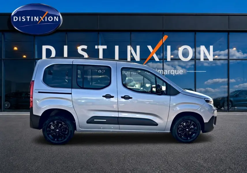 Profil côté gauche du Citroën Berlingo Steel Grey 2026 avec jantes noires et protections latérales noires.