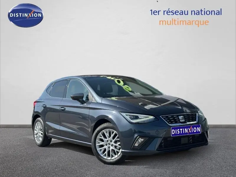 SEAT Ibiza 2025 gris magnétique métallisé vue 3/4 avant avec jantes alliage et calandre distinctive Xcellence.