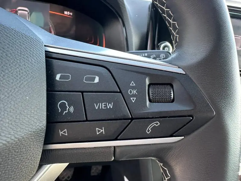 Gros plan sur les commandes au volant côté gauche de la SEAT Ibiza 2025 en Gris Magnétique Métallisée.