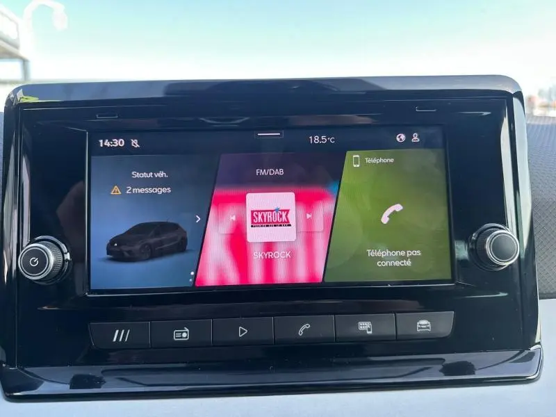 Écran tactile central du tableau de bord de la SEAT Ibiza 2025, affichant radio, statut véhicule et téléphone.