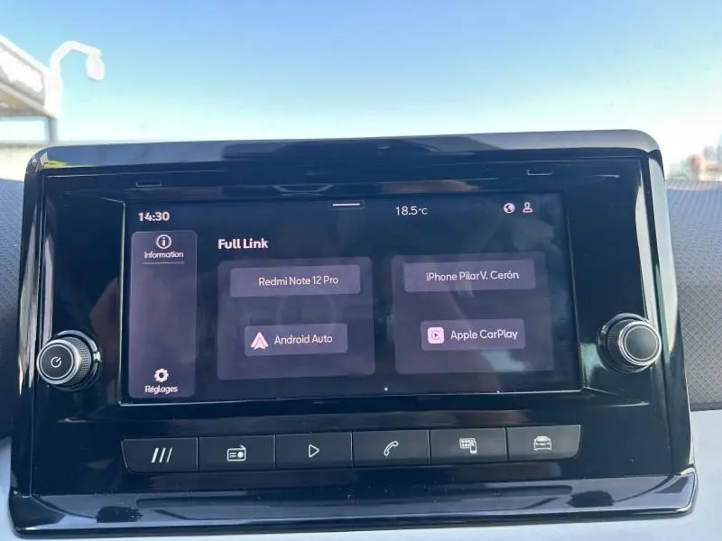 Écran tactile central du tableau de bord du SEAT Ibiza 2025, affichant les options Full Link avec interface Android Auto et Apple CarPlay.