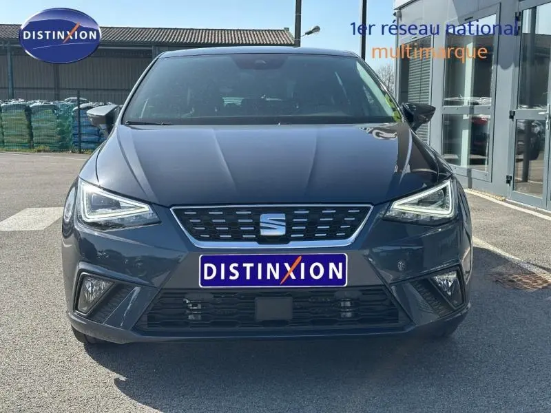 Vue frontale d'une SEAT Ibiza 2025 gris magnétique métallisé avec calandre et phares LED distinctifs.