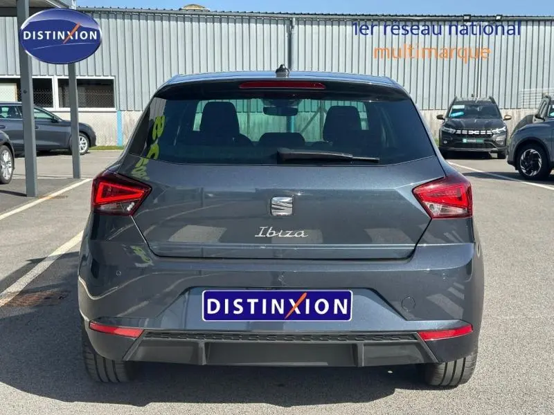 Vue arrière d'une SEAT Ibiza 2025 gris magnétique métallisé, avec feux arrière anguleux et logo central bien visible.