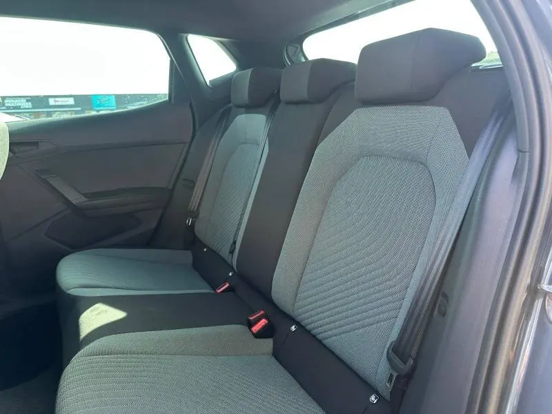 Vue intérieure côté droit des sièges arrière gris clair et noir de la SEAT Ibiza 2025, finition Xcellence.
