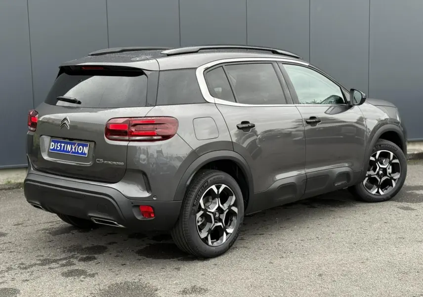 Vue 3/4 arrière droite du Citroën C5 Aircross gris Platinium avec jantes alliage bi-ton et toit noir Perla Nera