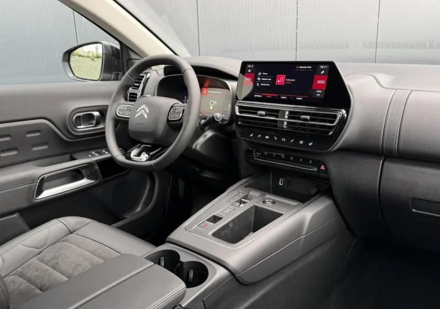 Intérieur avant du Citroën C5 Aircross 2025 avec tableau de bord numérique et sièges Alcantara noirs.