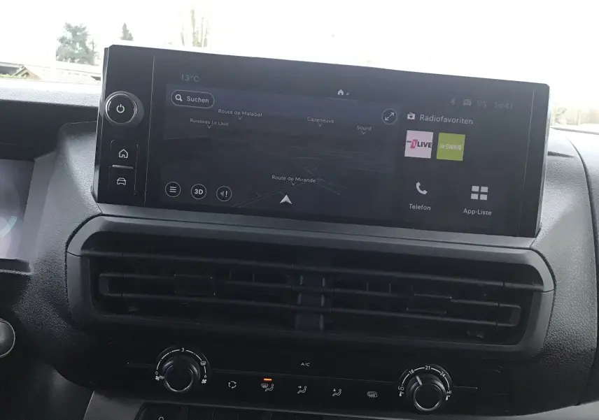 Écran tactile central du tableau de bord du Fiat Scudo Fourgon 2024, affichant la navigation et les options multimédia.