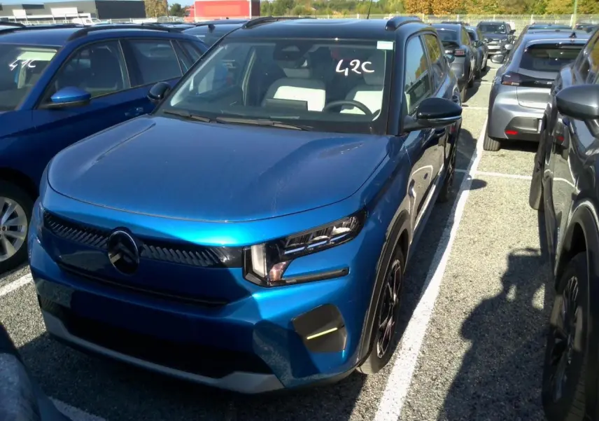 Citroën C3 Turbo 100 Max bleu Bright Blue avec toit noir, vue 3/4 avant droit en parking extérieur.