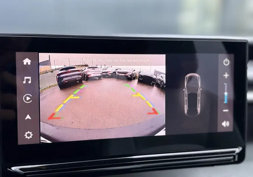 Écran central de la Citroën C3 Turbo 100 Max montrant la caméra de recul avec guidage coloré, intérieur noir.