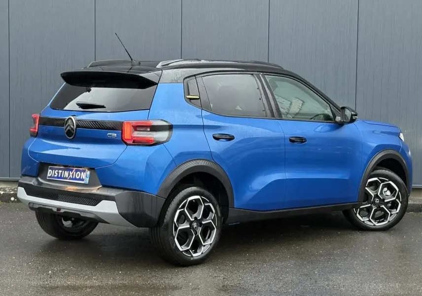 Vue 3/4 arrière droite d'une Citroën C3 2025 Bright Blue avec toit noir Perla et jantes alliage diamantées.