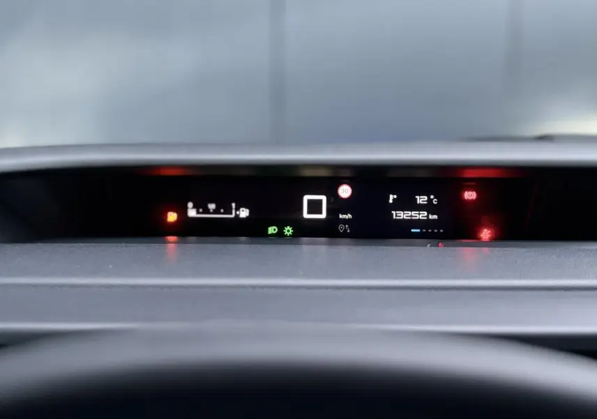 Affichage numérique du tableau de bord de la Citroën C3 Turbo 100 Max, montrant la vitesse, température et kilométrage.