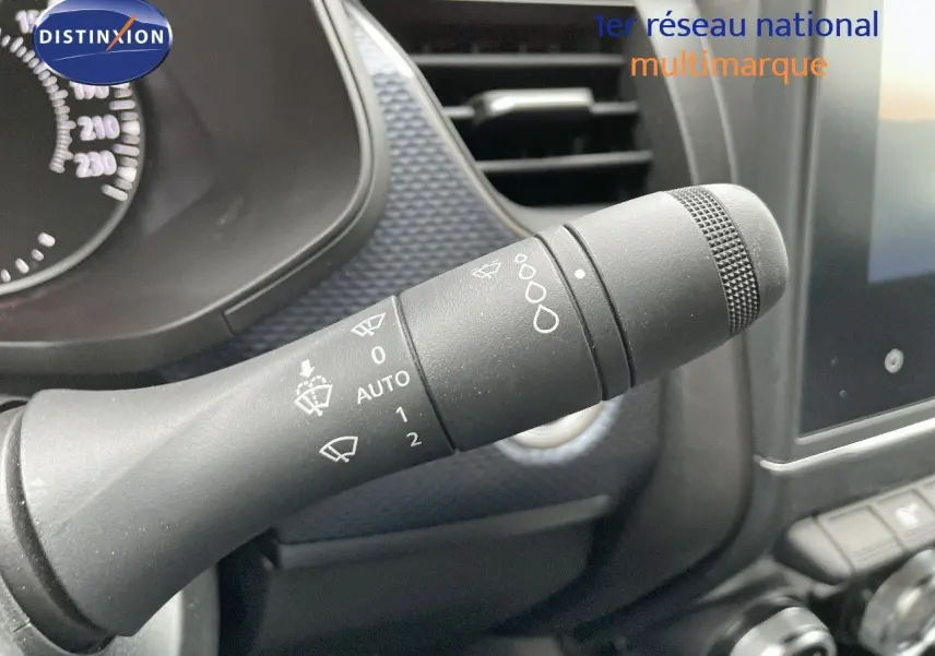 Gros plan sur la commande des essuie-glaces dans l’habitacle noir du Renault Arkana 1.3 TCE 140 Evolution 2023.