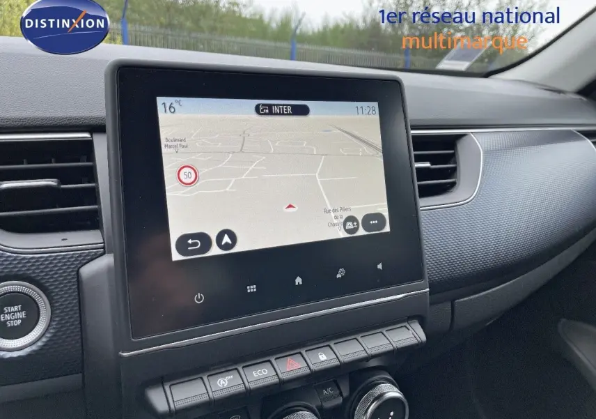 Vue intérieure du tableau de bord du Renault Arkana noir 2023, avec écran tactile central affichant la navigation.