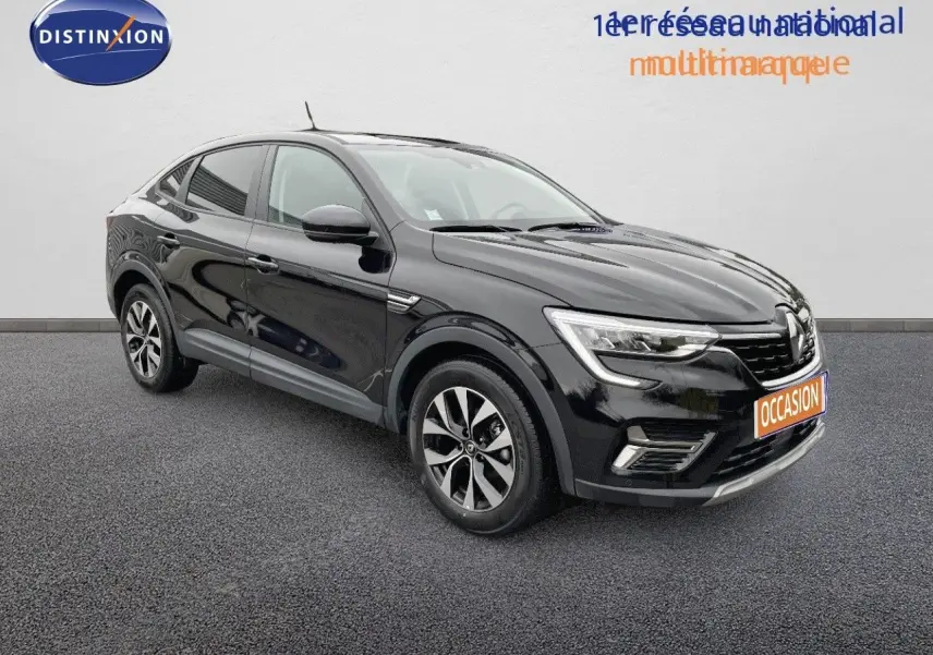 Renault Arkana noir 2023 en 3/4 avant droit, avec jantes bi-ton et calandre distinctive, sur fond neutre.